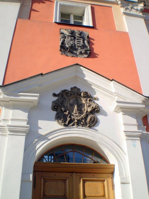 Ratusz w Lesznie - wschodnią ścianę ratusza zdobią kartusze z herbami właścicieli miasta. Obecnie gmach pełni funkcje reprezentacyjne, konferencyjne i wystawiennicze, a w podziemiu znajduje się stylowa kawiarnia.