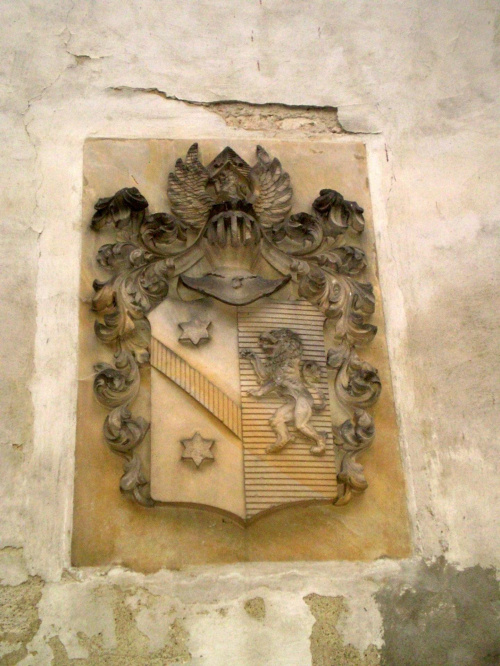 Zamek w Osiecznej - kartusz z herbem von Heydebrandtów .