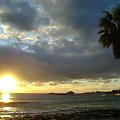 Cypr,Pafos-zachod slonca w porcie #morze #zachod #słońce #palma #chmury
