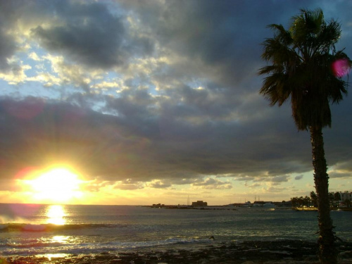 Cypr,Pafos-zachod slonca w porcie #morze #zachod #słońce #palma #chmury