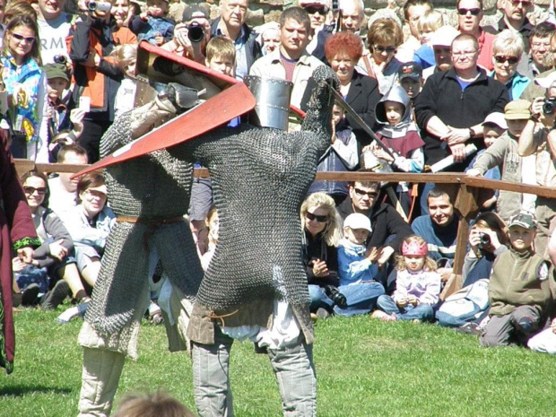 Tłem historycznym Turnieju Rycerskiego w Czersku, jest wydarzenie mające miejsce w roku 1226, kiedy to książę Konrad Mazowiecki, chcąc uzyskać pomoc zbrojną w walce z nawiedzającymi nasze ziemie pogańskimi Prusami, sprowadza do Polski Zakon Krzyżacki.