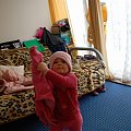 pomagam babci i sie sama ubieram na spacerek