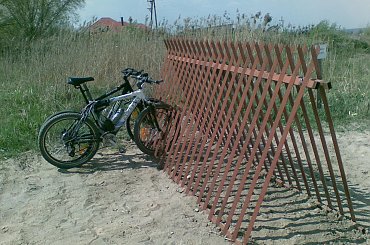 Firmowy stojak rowerowy #rower #rowyry #parking #stojak #gort #rowerowy #brama #bramy #kellys