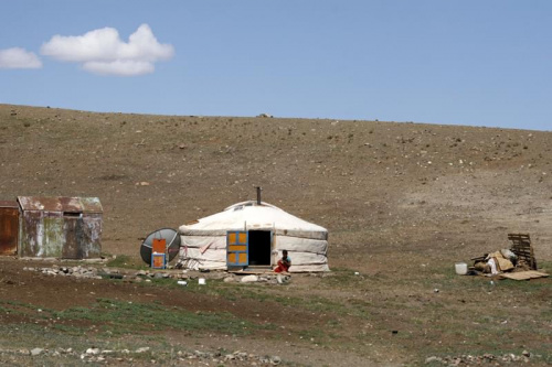 Człowiek wszędzie znajdzie miejsce dla siebie #mongolia #gobi