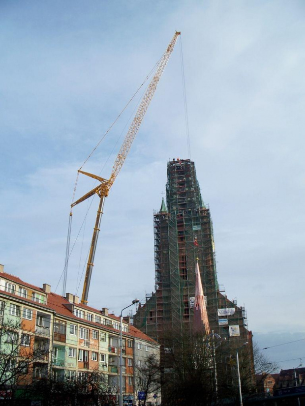 12.01.2008 około 12.40 zaczęło się podnoszenie iglicy. #budownictwo #konstrukcje #wydarzenia #kościoły #SzczecińskaKatedra #Szczecin #Polska