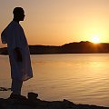 Nubijczyk -modlitwa o zachodzie slonca - jezioro Nasser Egipt #ludzie #postacie
