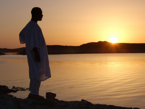Nubijczyk -modlitwa o zachodzie slonca - jezioro Nasser Egipt #ludzie #postacie