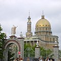 Pierwsze spojrzenie na Bazylikę Najświętszej Maryi Panny Licheńskiej .