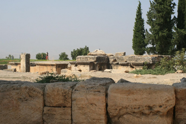 Hierapolis, Nekropola północna - chorzy tak licznie przybywający do leczniczych źródeł Pamukkale nie zawsze wracali do domów po odbytej kuracji... Jeden z największych cmentarzy Anatolii