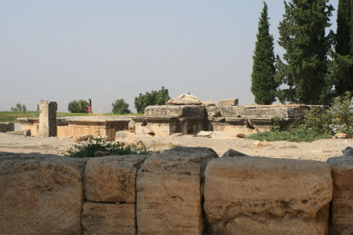 Hierapolis, Nekropola północna - chorzy tak licznie przybywający do leczniczych źródeł Pamukkale nie zawsze wracali do domów po odbytej kuracji... Jeden z największych cmentarzy Anatolii