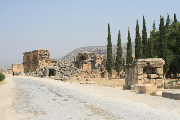 Hierapolis, Nekropola północna - chorzy tak licznie przybywający do leczniczych źródeł Pamukkale nie zawsze wracali do domów po odbytej kuracji... Jeden z największych cmentarzy Anatolii