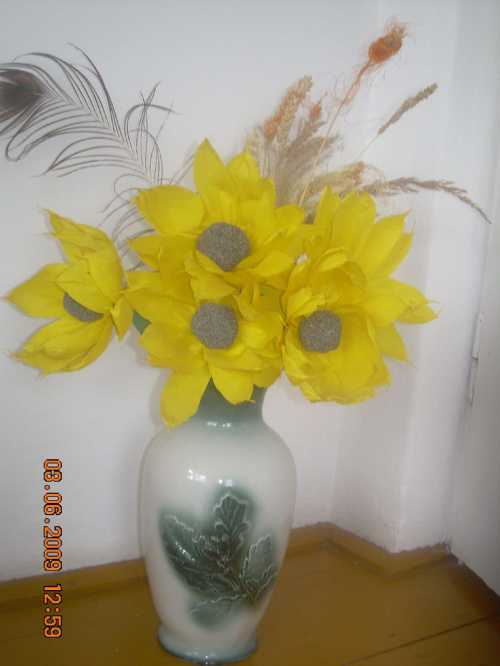 słoneczniki-
bibuła #KwiatyZBibuły #bibuła #krepina #dekoracje #hobby #KompozycjeKwiatowe #MojePrace #pomysły #Paary