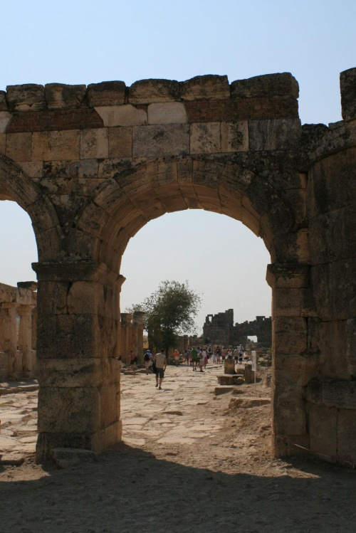 Hierapolis of Phrygia - Brama Frontowa, w głębi z prawej Brama Północna