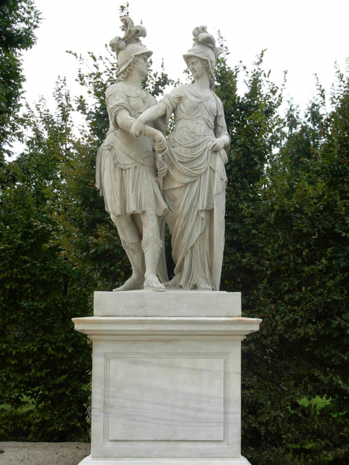 Statua w ogrodzie Pałacu Schonbrunn