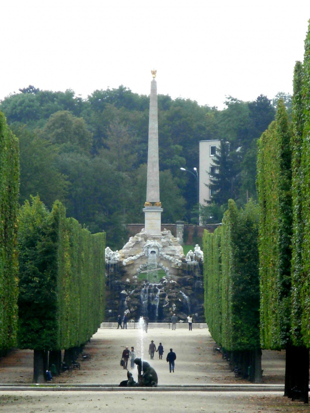 Ogromny obelisk, z którego wypływa woda