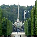 Ogromny obelisk, z którego wypływa woda