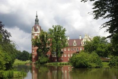 Park Mużakowski doskonały do zwiedzania na rowerze, bryczką, kajakiem lub pieszo.