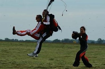 spadochroniarstwo - Lądowanie w tandemie #SkokiSpadochronowe #spadochroniarstwo #przasnysz #KlubSpadochronowyAtmosfera #spadochroniarze #SkokZeSpadochronem #SkokNaSpadochronie #adrenalina #SportyEkstremalne #lądowanie #tandem #SkokiTandemowe