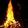 #czlowiek #skok #ogień #ognisko #PaliSię #czerwony #Grażyna #spalony #żółty #drzewo #derwno #las #wakacje