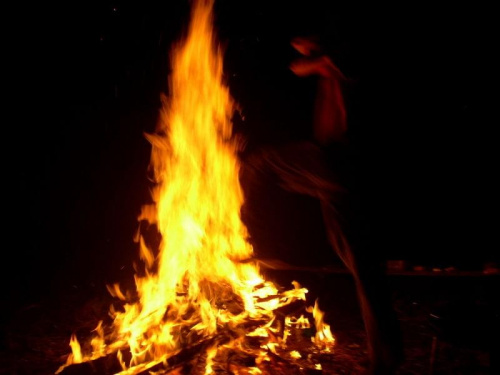 #czlowiek #skok #ogień #ognisko #PaliSię #czerwony #Grażyna #spalony #żółty #drzewo #derwno #las #wakacje