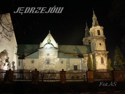 Jędrzejów. Klasztor Cystersów w nocnej iluminacji. #Jędrzejów #Klasztor #Cystersi #Noc #Światło #Iluminacja