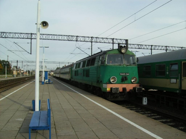 SU45-244 z pociagiem pospiesznym Mamry relacji Suwałki/Ełk-Wrocław wjechał w perony stacji Ełk
