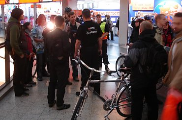 . #ZłoteTarasy #EuropejskiDzieńBezSamochodu #MasaKrytyczna #akcja #InvisiblePedal #Warszawa