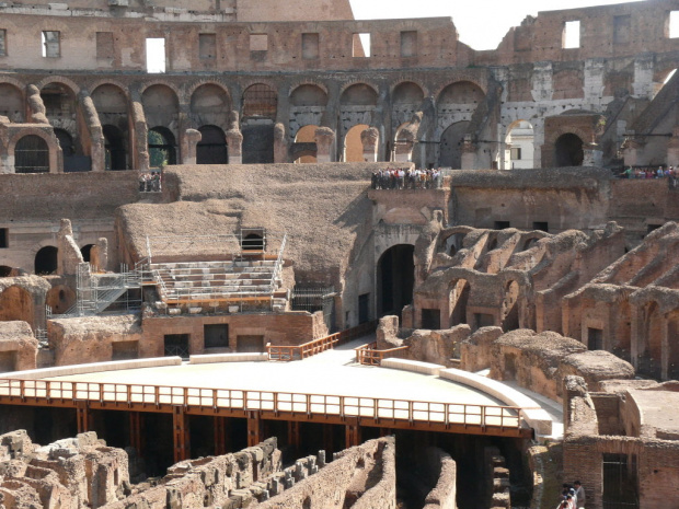 Koloseum - podium to rozległy taras na którym zasiadali cesarz i bogaci patrycjusze #Rzym