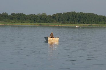 chwila relaksu pana wędkarza #wędkarz #jezioro #Miedwie