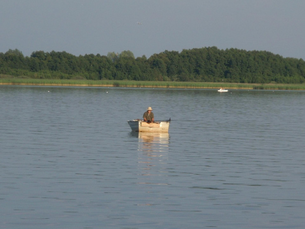 chwila relaksu pana wędkarza #wędkarz #jezioro #Miedwie