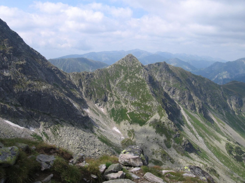 Na pierwszym planie Świnicka Przełęcz, na ostatnim Tatry Zachodnie z Bystrą, Starorobciańskim i Raczkową Czubą #Góry #Tatry