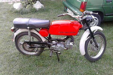 Moja Jawa 1981 rok. Tylko 3900 Km przebiegu. Oryginalny lakier, wszystkie elementy oryginalne profukcji czechosłowackiej. Zabytek jakich mało. #jawa #jawka #zabytek #czerwień #MałyPrzebieg #motocykl #motor #ideał #rarytas #oryginał