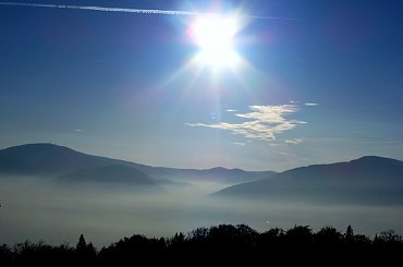 #gory #slonce #drzewa #mgla #chmury