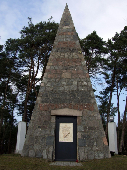 Piramida grobowa rotmistrza WP Franciszka Łakińskiego w Wągrowcu