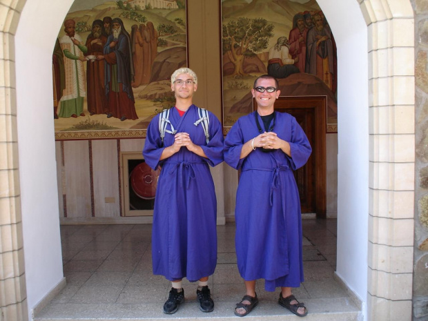 Monaster Kykko - jeśli ktoś ma za krótkie spodnie, spódnicę, sukienkę albo odkryte ramonia, to musi założyć taki habit turystyczny :) #Cypr #Kykko