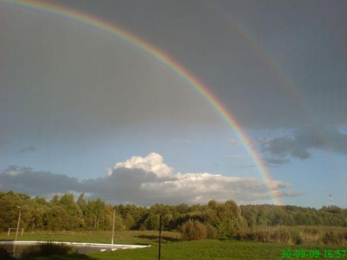 Tęcza nad basenem w Sidrze