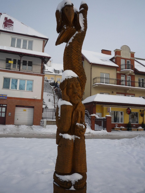 rzeźba na promenadzie nad j.ełckim w zimowej szacie