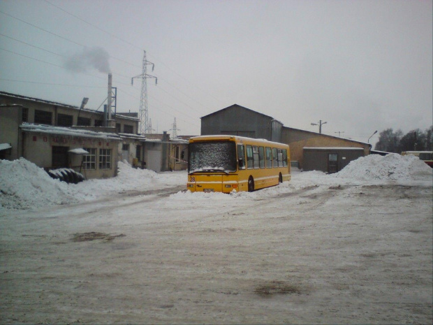 28 w śnieżnej scenerii zajezdni. Kotłownia działa na max ;-) #DAB #MZK #Tomaszów