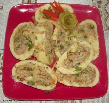 Knedel ziemniaczany z mięsem .Przepisy na : http://www.kulinaria.foody.pl/ , http://www.kuron.com.pl/ i http://kulinaria.uwrocie.info #knedle #ziemniaki #mięso #jedzenie #gotowanie #kulinaria #PrzepisyKulinarne