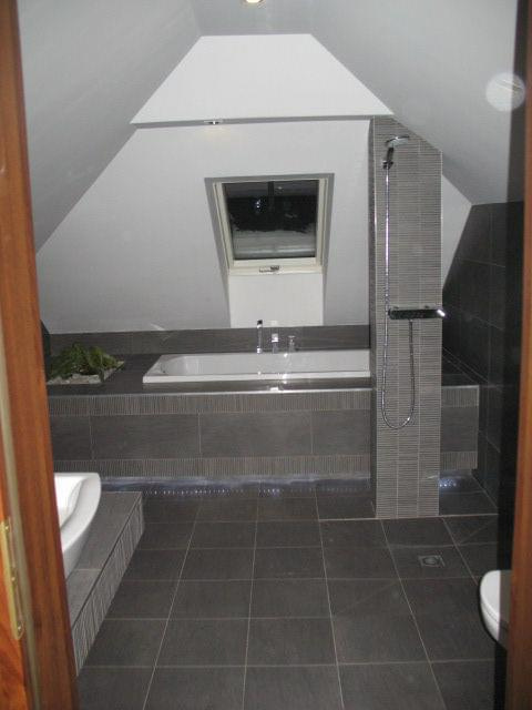 łazienka na piętrze widok od drzwi