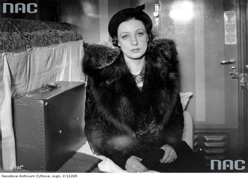 Jadwiga Kenda, aktorka. Kadr z filmu niemieckiego " Abenteuer in Warschau " ( Dyplomatyczna żona )_1939-1945 r.