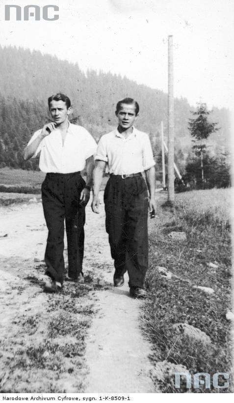 Aktor Włodzimierz Łoziński ( z lewej ) w towarzystwie młodszego brata na spacerze. Krynica_1937 r.