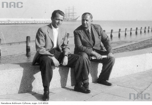 Aktorzy Włodzimierz Łoziński ( z lewej ) i Leopold Brodziński podczas wypoczynku nad polskim morzem_1930-1939 r.