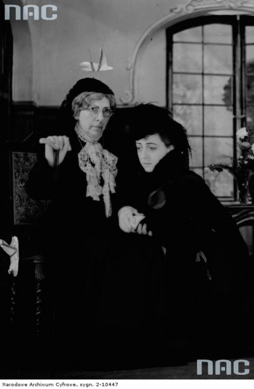 Aktorki Maria Mirska i Maria Malicka w sztuce " Burza w domu panien " w Teatrze Komedia w Warszawie_09.1941 r.
