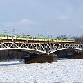 Most kolejowy z zielonym pociągiem #Warszawa #Wisła #zima #śnieg #MostKolejowy #pociąg #EN57