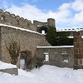 Dziedziniec zamku Chojnik w zimowej oprawie #zamek #Chojnik #zima #JeleniaGóra
