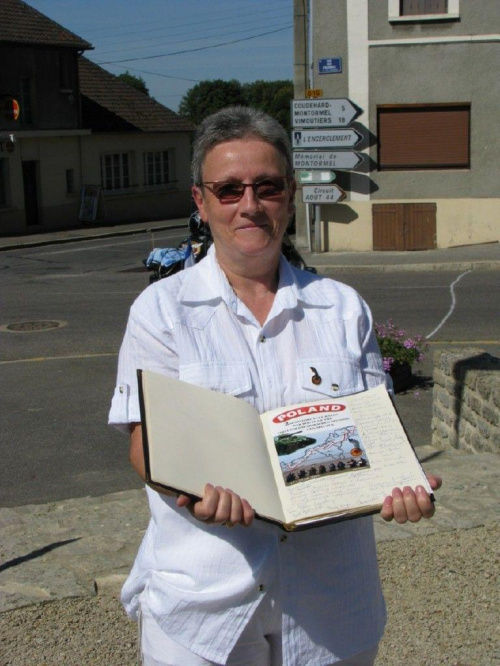 Chambois 2009. Pani prowadzi księgę pamiątkową grup odwiedzających to historyczne miejsce
