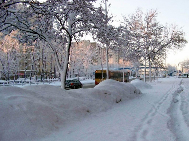 Zaspy ,śniegi a autobus mknie... #Warszawa #śnieg #zima #UlCzerniakowska #autobus