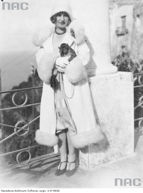 Aktorka Kazimiera Skalska podczas pobytu na Capri, z małpką na tarasie hotelu La Palma_1927 r.