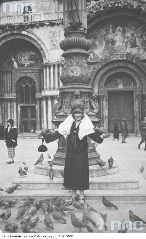 Aktorka Kazimiera Skalska podczas pobytu w Wenecji, wśród gołębi na Placu św. Marka_1925 r.